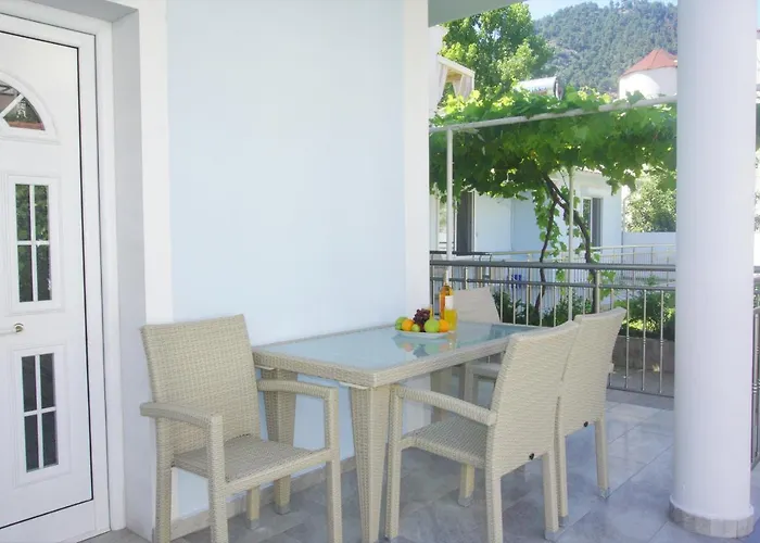Romantika Chrisi Ammoudia